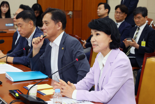 이진숙 방송통신위원장이 14일 오후 국회에서 열린 과학기술정보방송통신위원회의 '불법적 방송문화진흥회 이사 선임 등 방송장악 관련' 2차 청문회에서 의원 질의에 답하고 있다. 연합뉴스